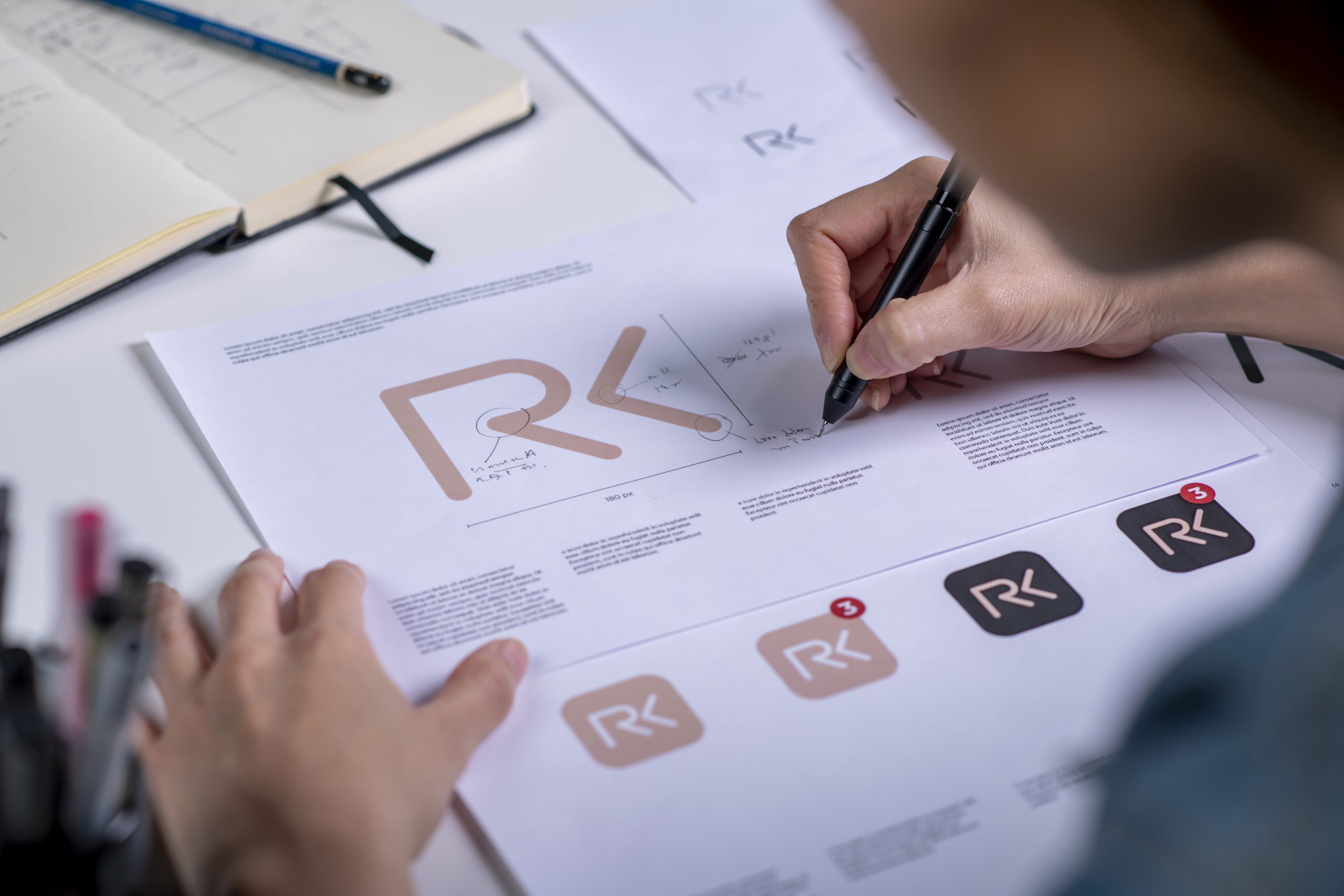 Logo refresh ve marka yenileme sürecinde tasarım geliştirme çalışması