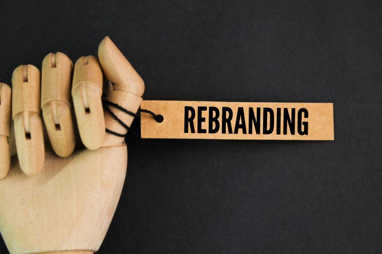 Rebranding ve marka yenileme sürecini anlatan görsel