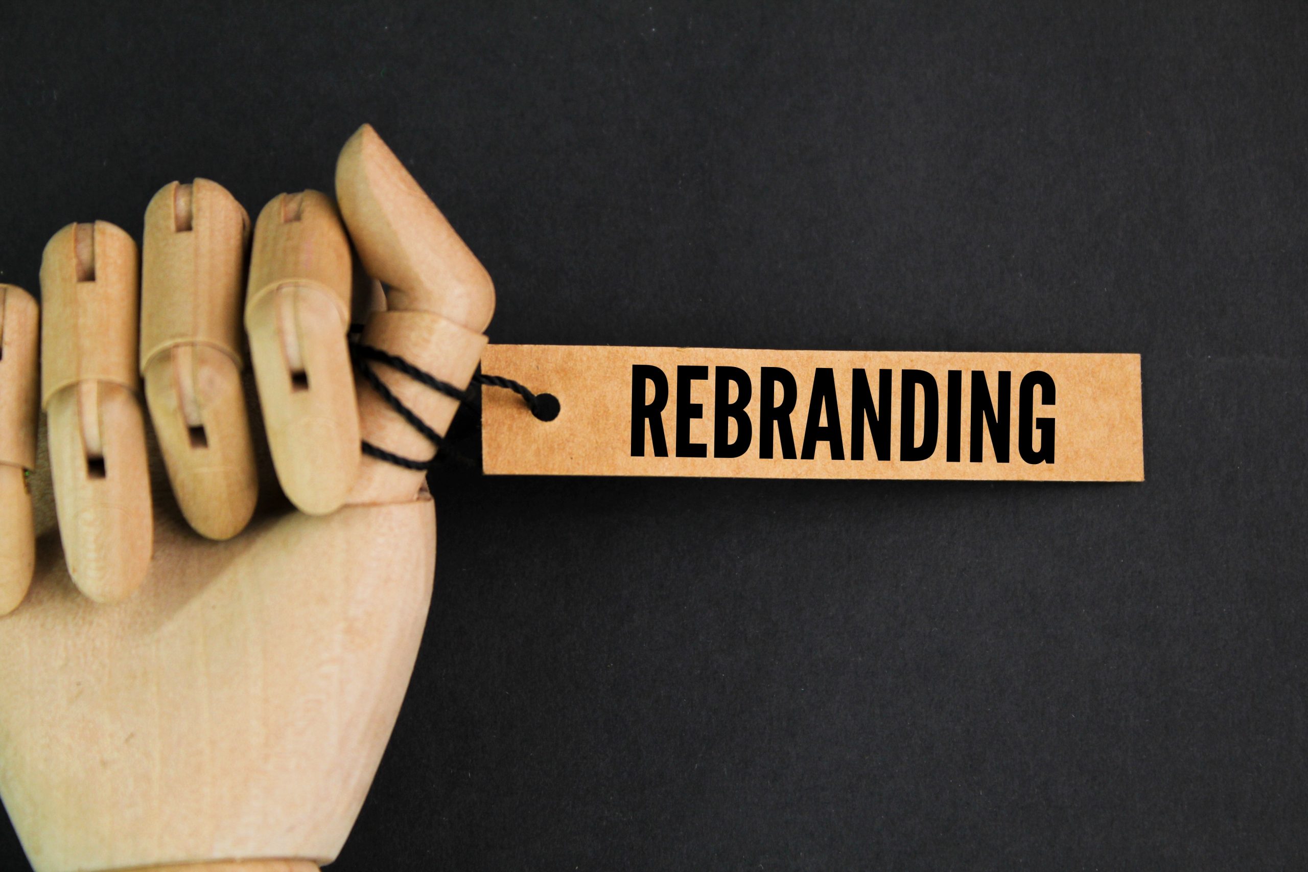 Rebranding ve marka yenileme sürecini anlatan görsel
